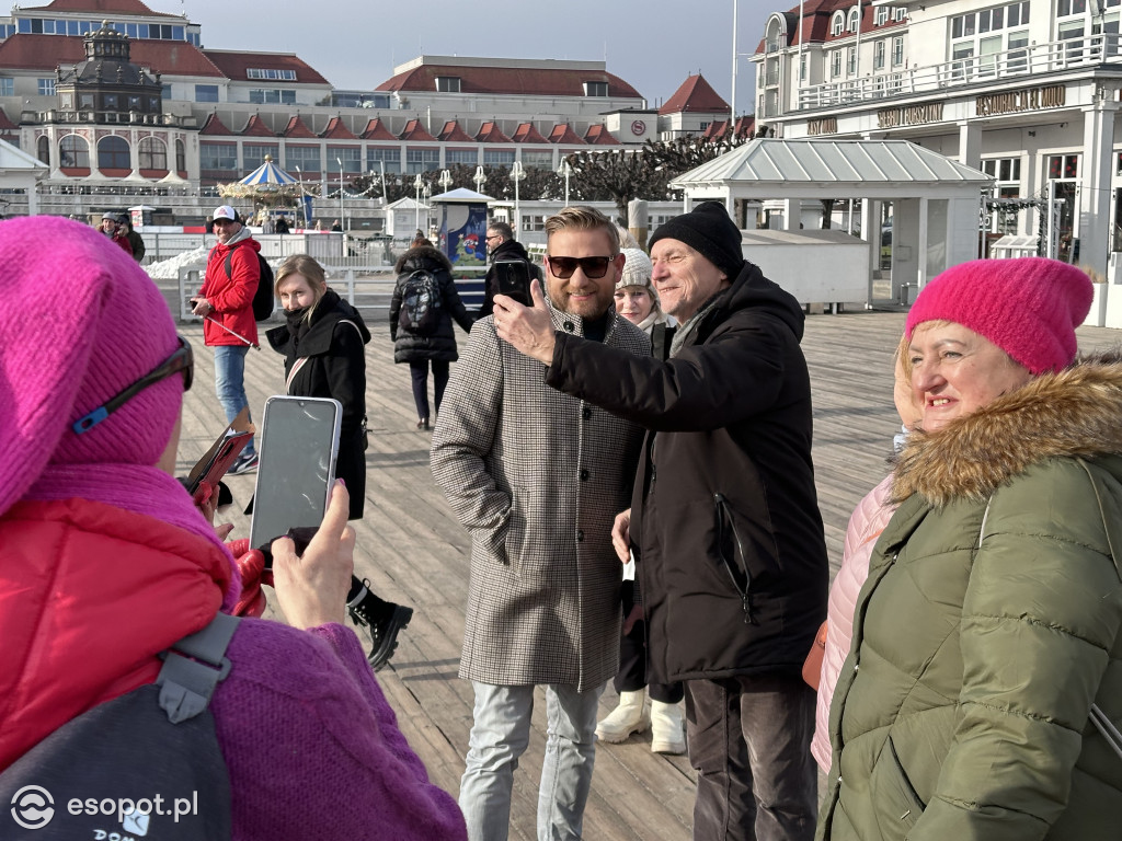 Bartek Jędrzejak na molo w Sopocie! Walentynkowy spacer z Dzień Dobry TVN [FOTO]