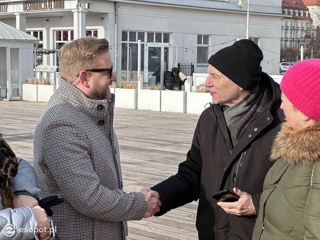 Bartek Jędrzejak na molo w Sopocie! Walentynkowy spacer z Dzień Dobry TVN [FOTO]