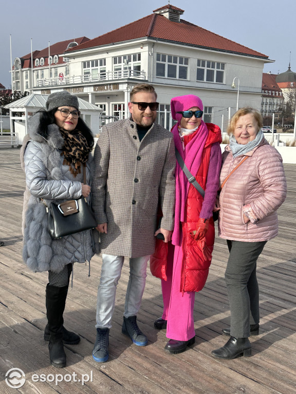 Bartek Jędrzejak na molo w Sopocie! Walentynkowy spacer z Dzień Dobry TVN [FOTO]