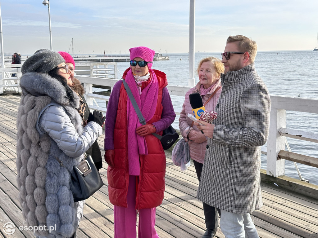 Bartek Jędrzejak na molo w Sopocie! Walentynkowy spacer z Dzień Dobry TVN [FOTO]