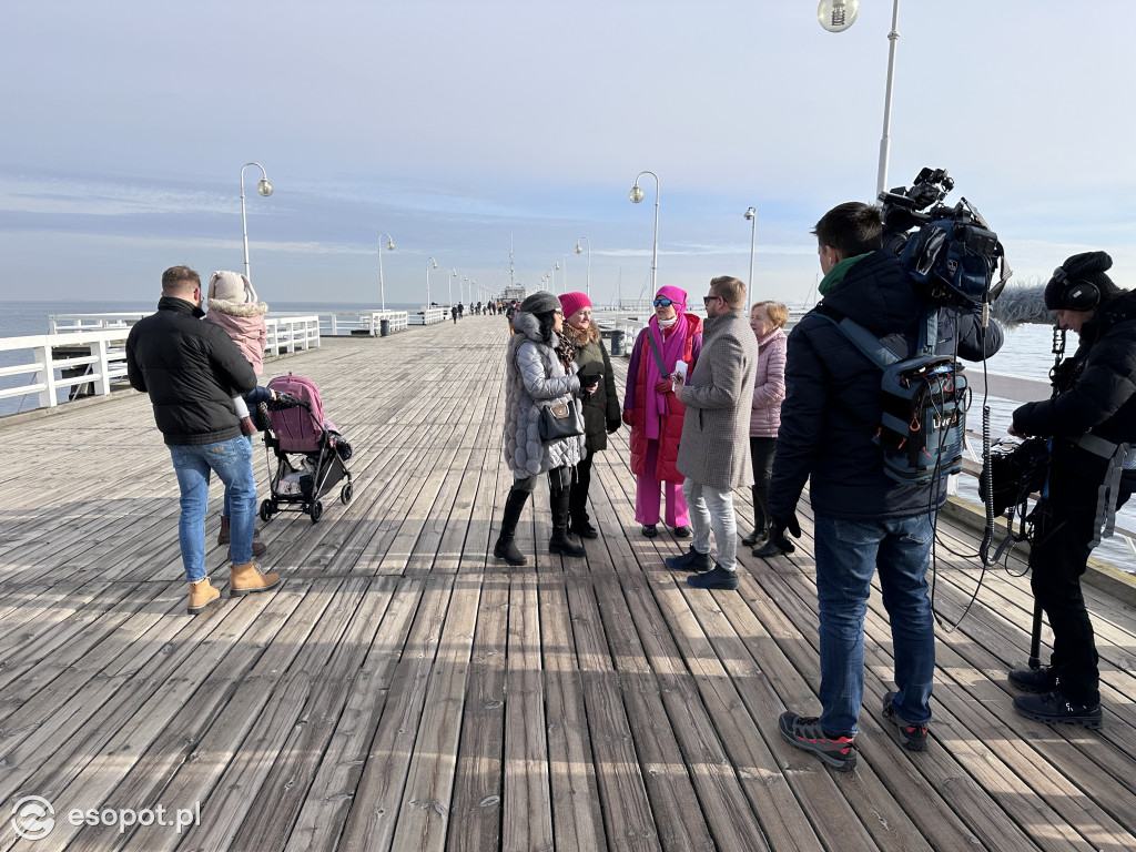 Bartek Jędrzejak na molo w Sopocie! Walentynkowy spacer z Dzień Dobry TVN [FOTO]