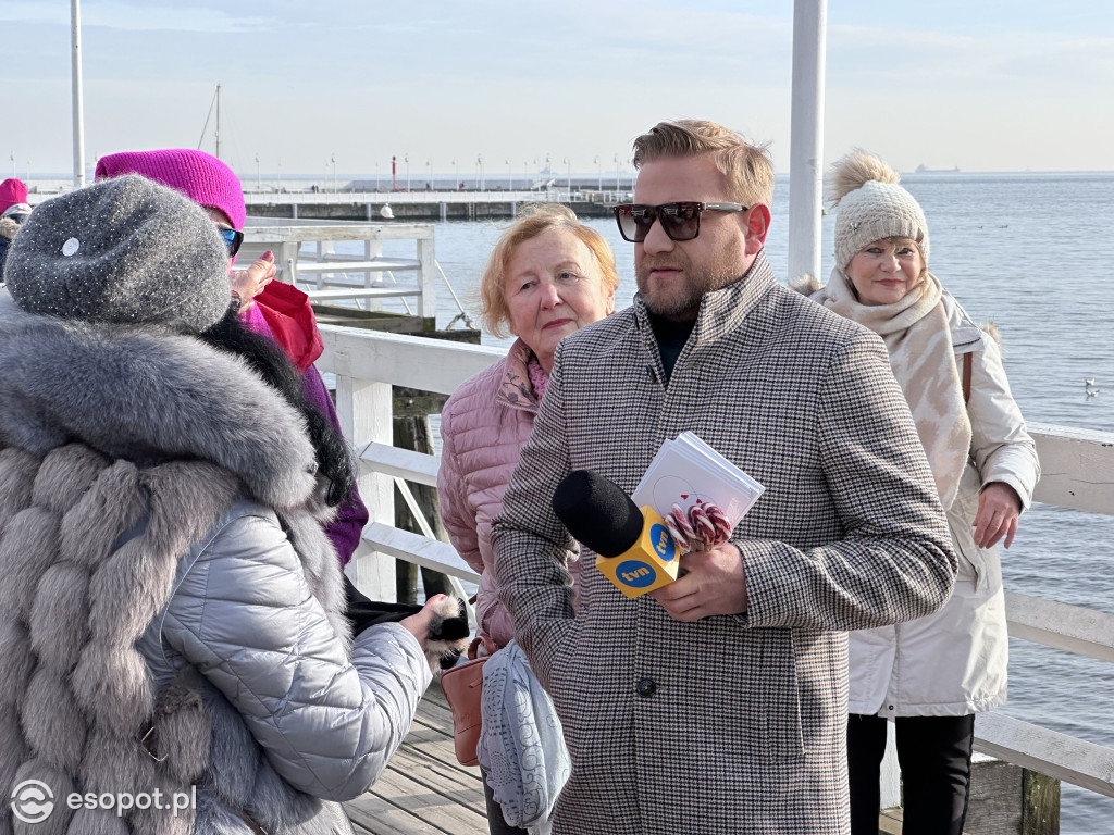 Bartek Jędrzejak na molo w Sopocie! Walentynkowy spacer z Dzień Dobry TVN [FOTO]