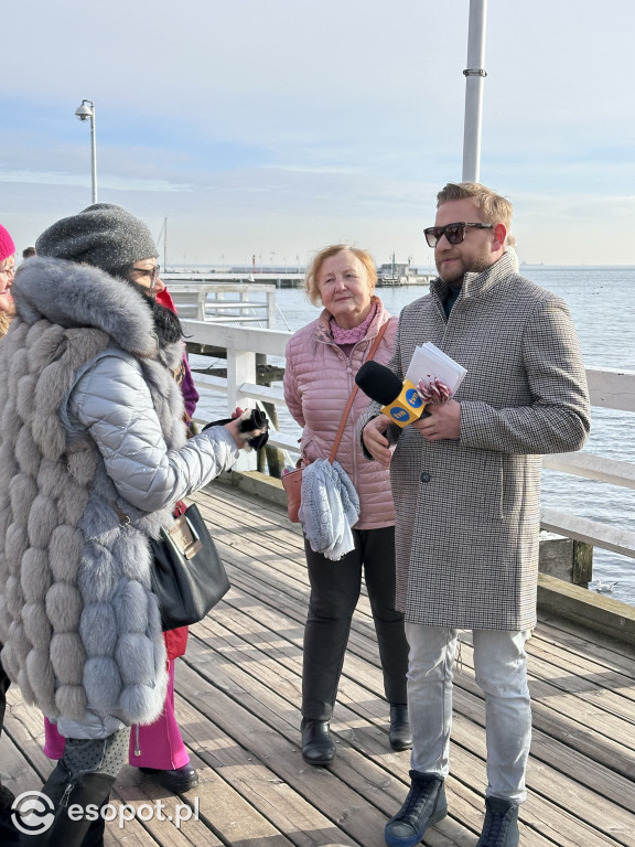 Bartek Jędrzejak na molo w Sopocie! Walentynkowy spacer z Dzień Dobry TVN [FOTO]