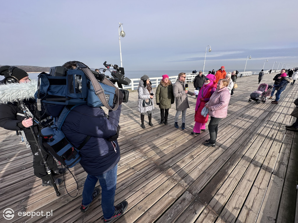 Bartek Jędrzejak na molo w Sopocie! Walentynkowy spacer z Dzień Dobry TVN [FOTO]