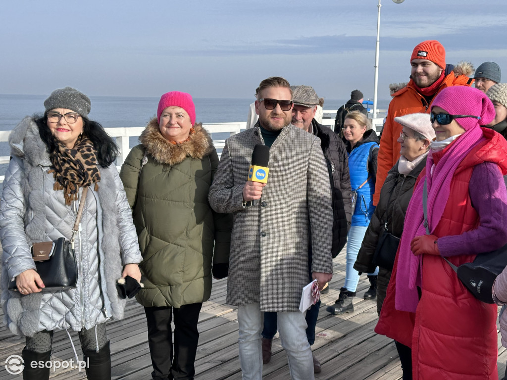 Bartek Jędrzejak na molo w Sopocie! Walentynkowy spacer z Dzień Dobry TVN [FOTO]