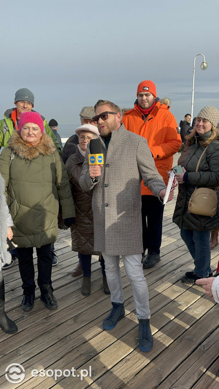 Bartek Jędrzejak na molo w Sopocie! Walentynkowy spacer z Dzień Dobry TVN [FOTO]