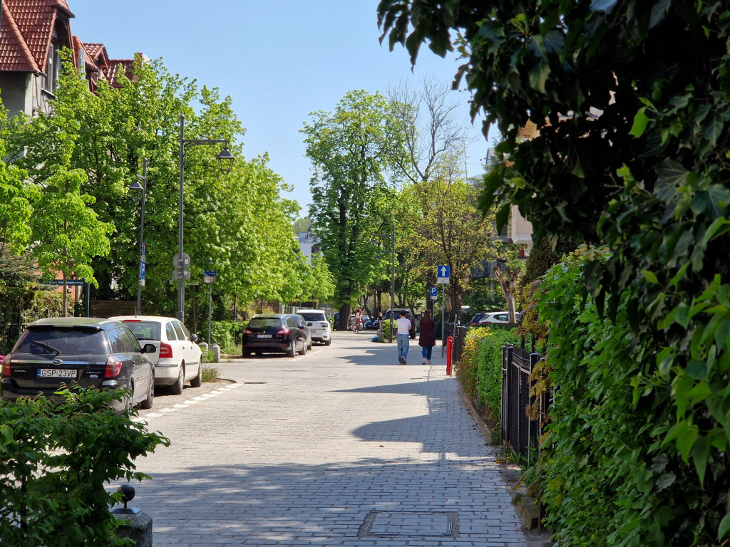Sopocki woonerf ma już prawie dwa lata! Zobacz, jak się zmienił [FOTO]