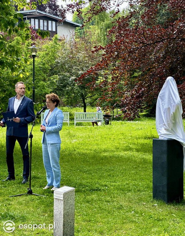 W Sopocie stanęła nowa rzeźba. To “Macierzyństwo” Marii Papy Rostkowskiej