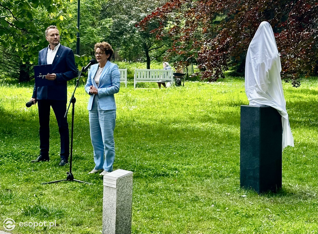 W Sopocie stanęła nowa rzeźba. To “Macierzyństwo” Marii Papy Rostkowskiej