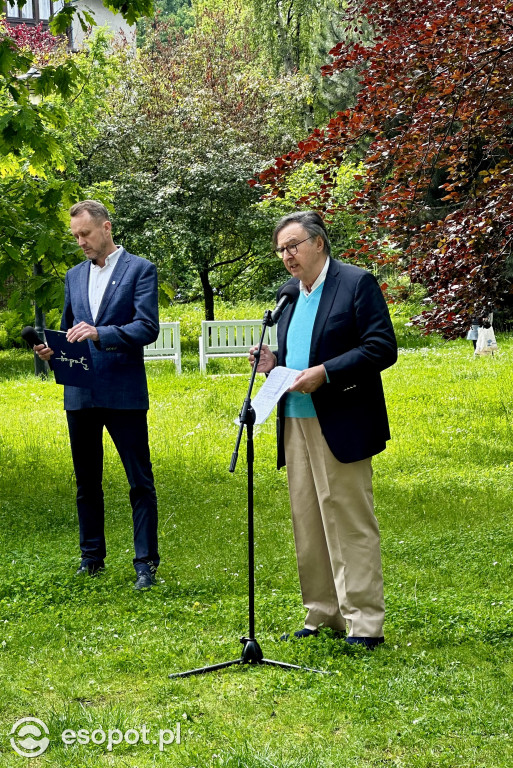 W Sopocie stanęła nowa rzeźba. To “Macierzyństwo” Marii Papy Rostkowskiej