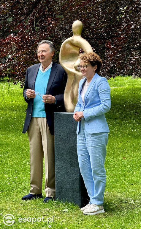 W Sopocie stanęła nowa rzeźba. To “Macierzyństwo” Marii Papy Rostkowskiej