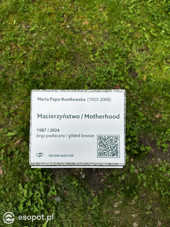 W Sopocie stanęła nowa rzeźba. To “Macierzyństwo” Marii Papy Rostkowskiej
