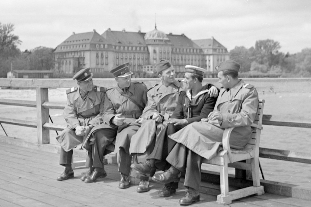 Tak się bawiono na molo w latach 50! Czechosłowaccy żołnierze zawitali do Sopotu [FOTO]