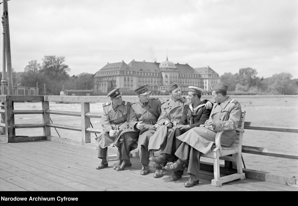 Tak się bawiono na molo w latach 50! Czechosłowaccy żołnierze zawitali do Sopotu [FOTO]