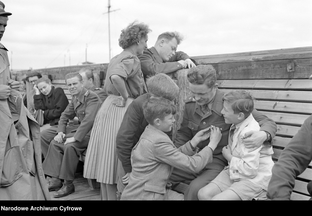 Tak się bawiono na molo w latach 50! Czechosłowaccy żołnierze zawitali do Sopotu [FOTO]