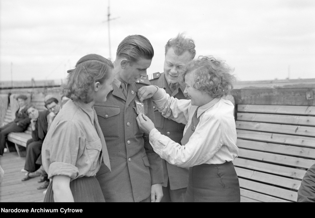 Tak się bawiono na molo w latach 50! Czechosłowaccy żołnierze zawitali do Sopotu [FOTO]