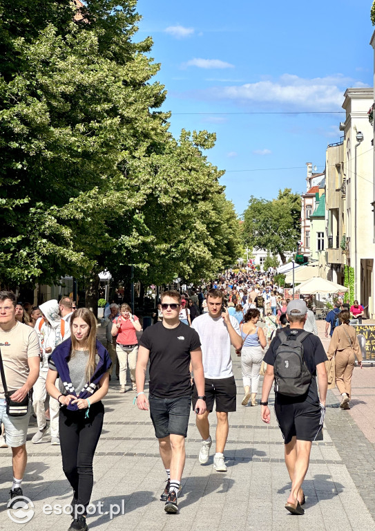 Tłumy turystów w Sopocie! Pełnia życia w pierwszy weekend lipca