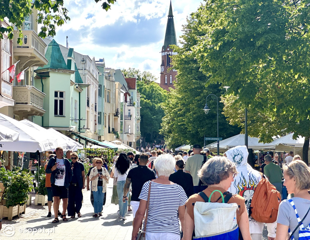 Tłumy turystów w Sopocie! Pełnia życia w pierwszy weekend lipca