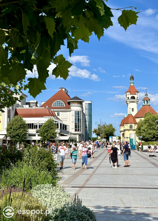 Tłumy turystów w Sopocie! Pełnia życia w pierwszy weekend lipca