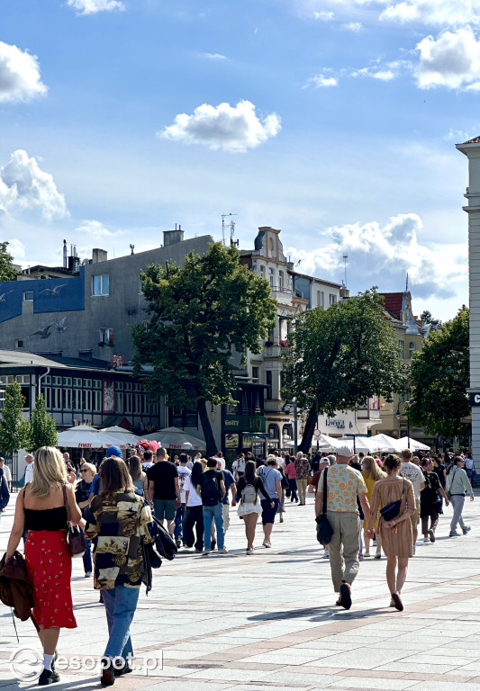 Tłumy turystów w Sopocie! Pełnia życia w pierwszy weekend lipca