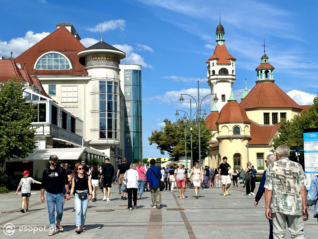 Tłumy turystów w Sopocie! Pełnia życia w pierwszy weekend lipca