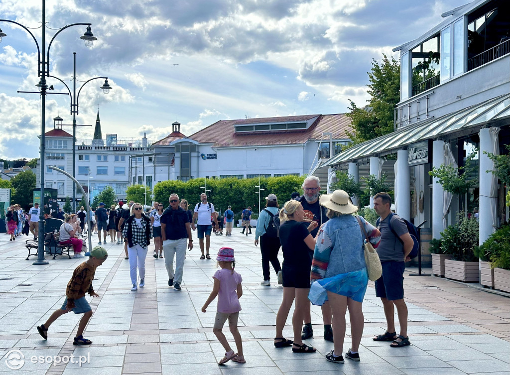 Tłumy turystów w Sopocie! Pełnia życia w pierwszy weekend lipca