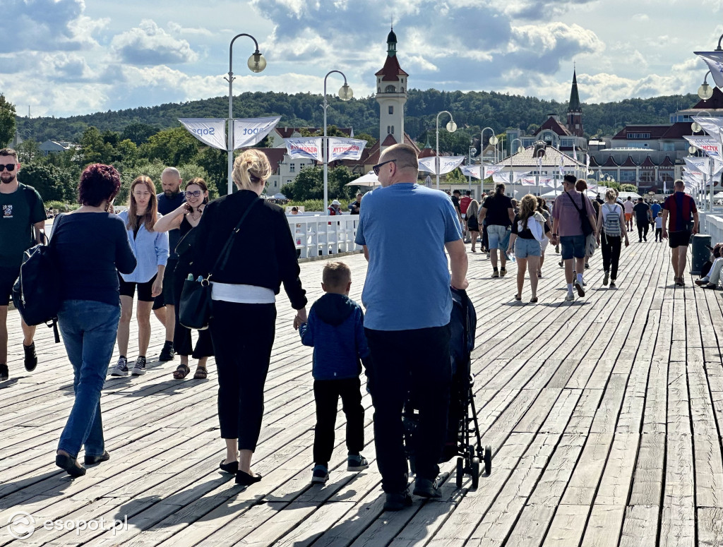 Tłumy turystów w Sopocie! Pełnia życia w pierwszy weekend lipca