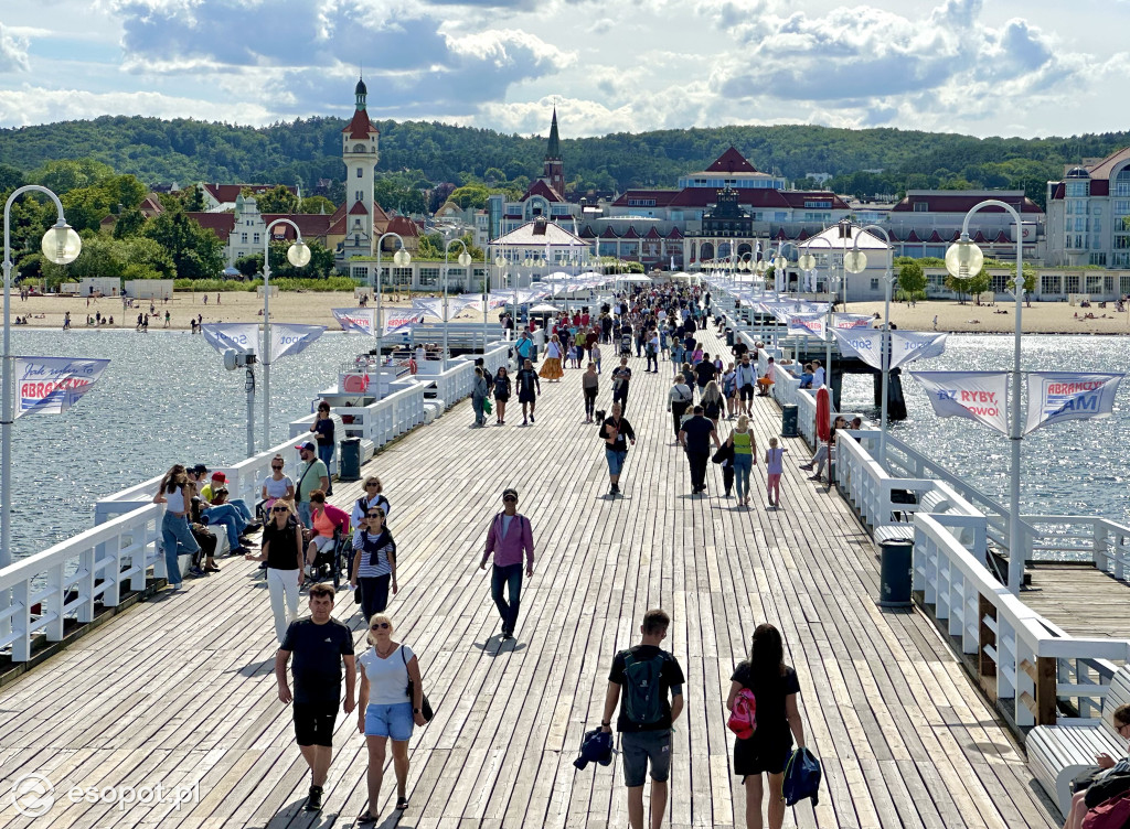 Tłumy turystów w Sopocie! Pełnia życia w pierwszy weekend lipca