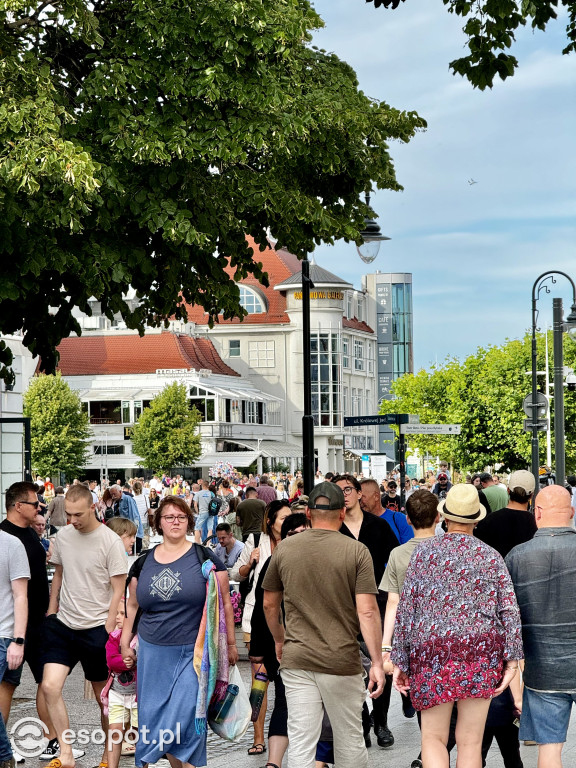 Morze ludzi w Sopocie! Trudno wcisnąć choćby palec