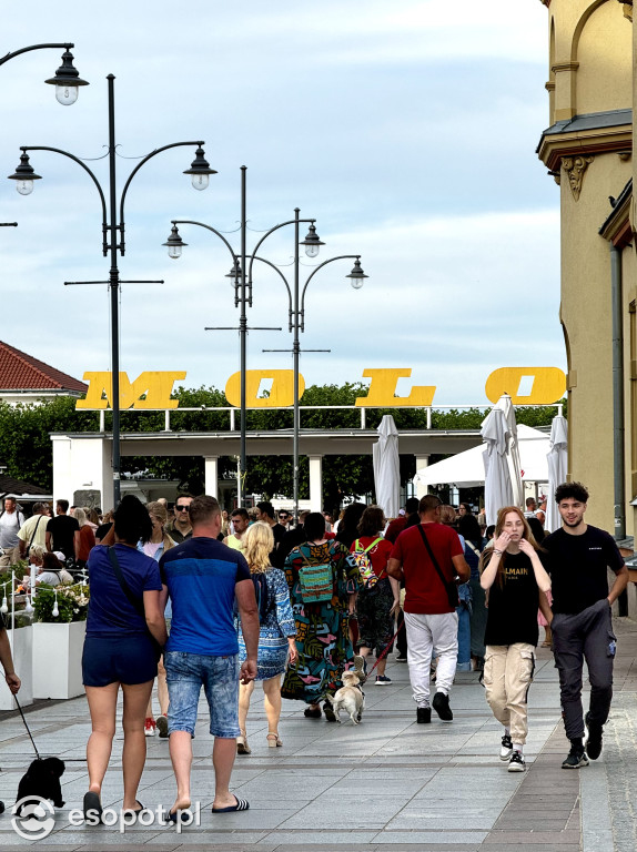 Morze ludzi w Sopocie! Trudno wcisnąć choćby palec
