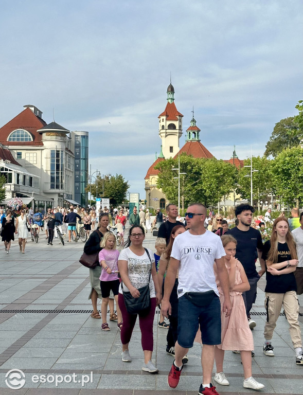 Morze ludzi w Sopocie! Trudno wcisnąć choćby palec