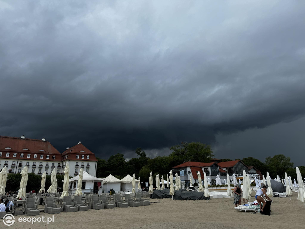 Morze parasoli i ucieczka w popłochu! Burza zaskoczyła turystów w Sopocie [FOTO]