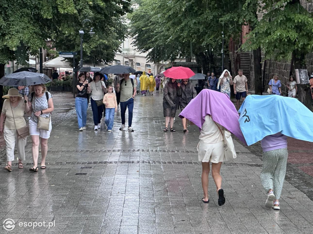 Morze parasoli i ucieczka w popłochu! Burza zaskoczyła turystów w Sopocie [FOTO]