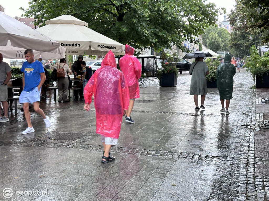 Morze parasoli i ucieczka w popłochu! Burza zaskoczyła turystów w Sopocie [FOTO]