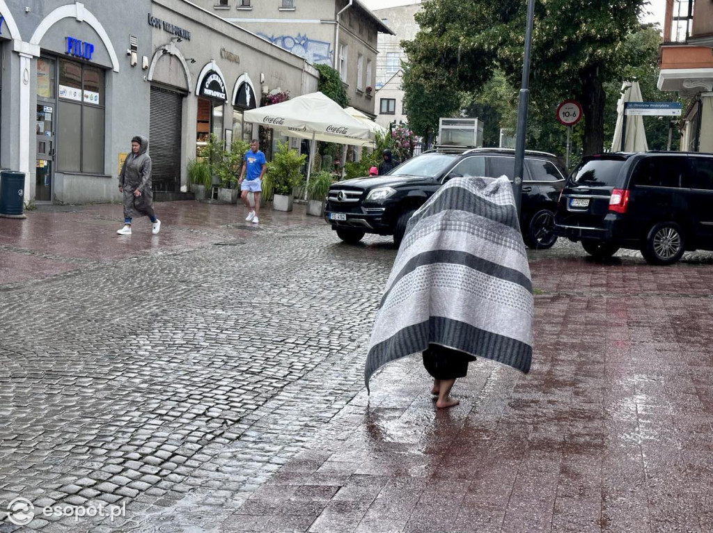 Morze parasoli i ucieczka w popłochu! Burza zaskoczyła turystów w Sopocie [FOTO]