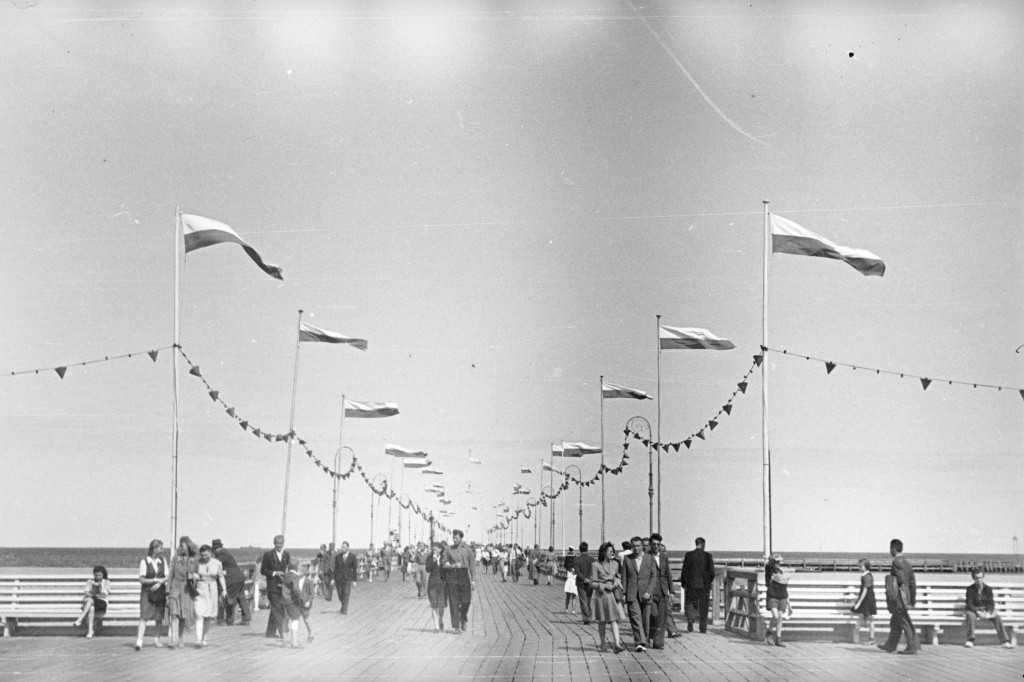 Wyjątkowe migawki z Sopotu. Zobacz kurort na zdjęciach z lat 40 i 50 [FOTO]