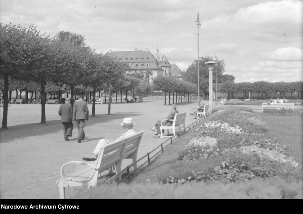 Wyjątkowe migawki z Sopotu. Zobacz kurort na zdjęciach z lat 40 i 50 [FOTO]