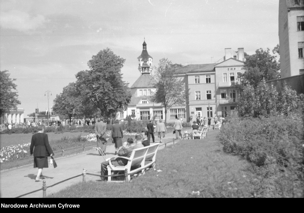 Wyjątkowe migawki z Sopotu. Zobacz kurort na zdjęciach z lat 40 i 50 [FOTO]