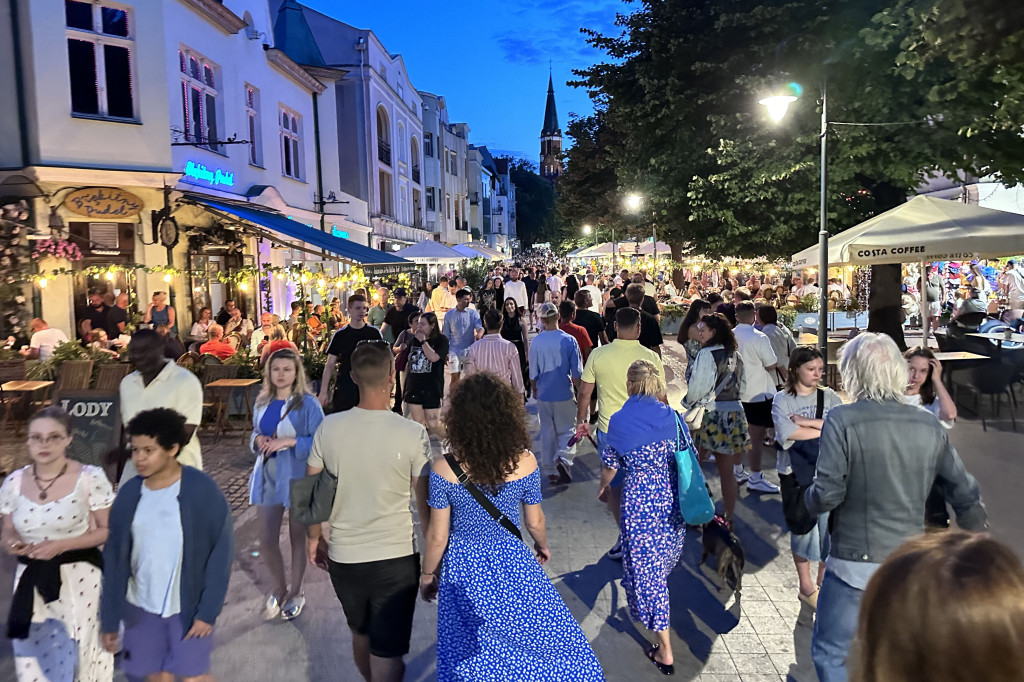 Zobacz jak po zmroku bawi się Sopot! Rozświetlony kurort na zdjęciach [FOTO]