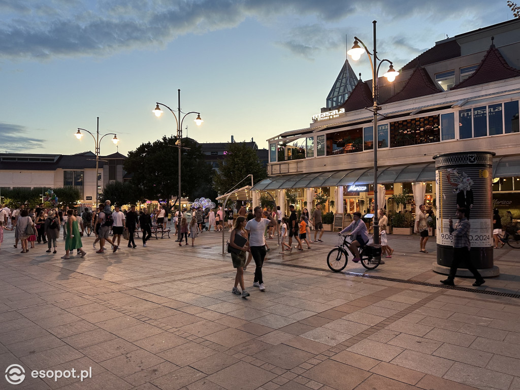 Zobacz jak po zmroku bawi się Sopot! Rozświetlony kurort na zdjęciach [FOTO]