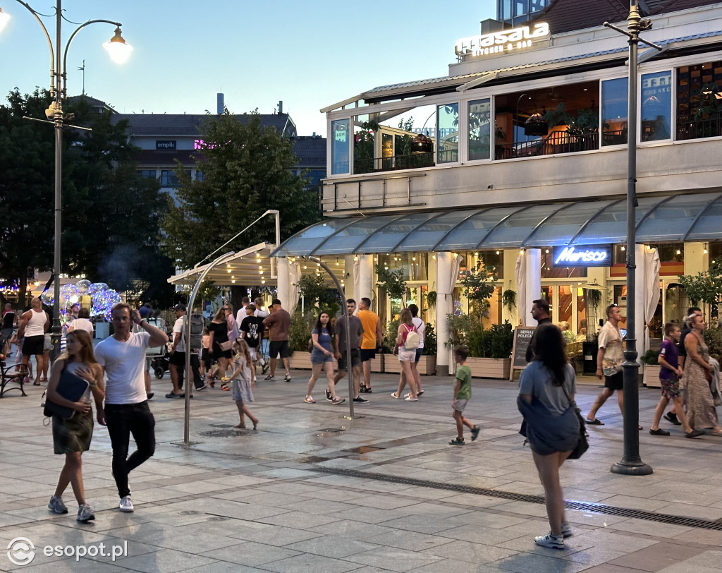 Zobacz jak po zmroku bawi się Sopot! Rozświetlony kurort na zdjęciach [FOTO]