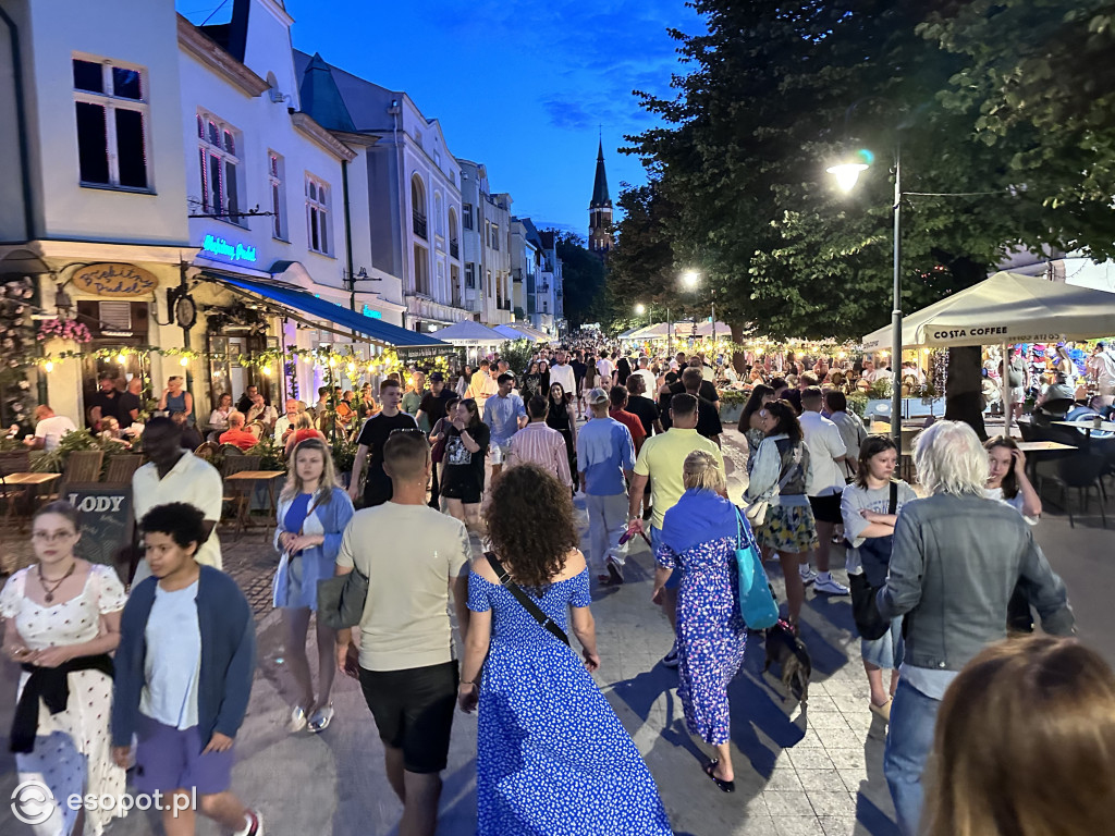 Zobacz jak po zmroku bawi się Sopot! Rozświetlony kurort na zdjęciach [FOTO]