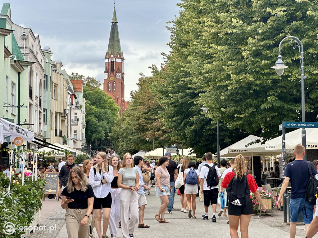 Czasem słonecznie, czasem pochmurnie! Sopockie tłumy w ostatnie dni wakacji