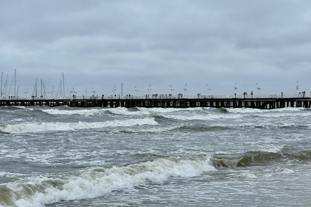 Klimatyczny Sopot na zdjęciach! Fale zawładnęły Bałtykiem [FOTO]