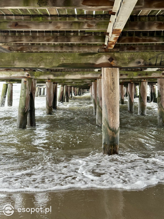 Klimatyczny Sopot na zdjęciach! Fale zawładnęły Bałtykiem [FOTO]