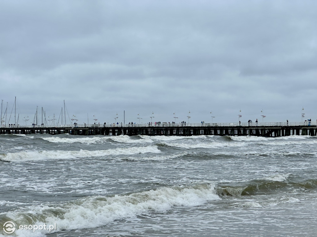 Klimatyczny Sopot na zdjęciach! Fale zawładnęły Bałtykiem [FOTO]