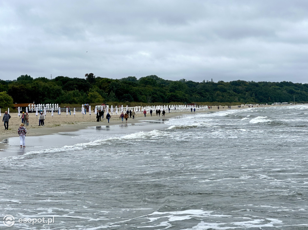 Klimatyczny Sopot na zdjęciach! Fale zawładnęły Bałtykiem [FOTO]