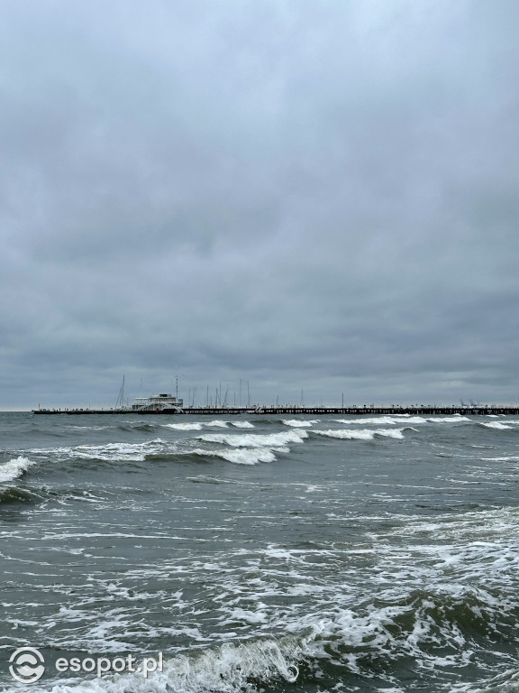 Klimatyczny Sopot na zdjęciach! Fale zawładnęły Bałtykiem [FOTO]