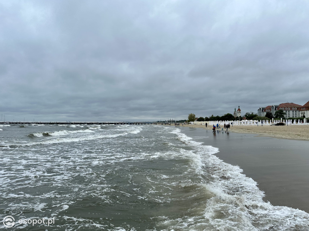 Klimatyczny Sopot na zdjęciach! Fale zawładnęły Bałtykiem [FOTO]