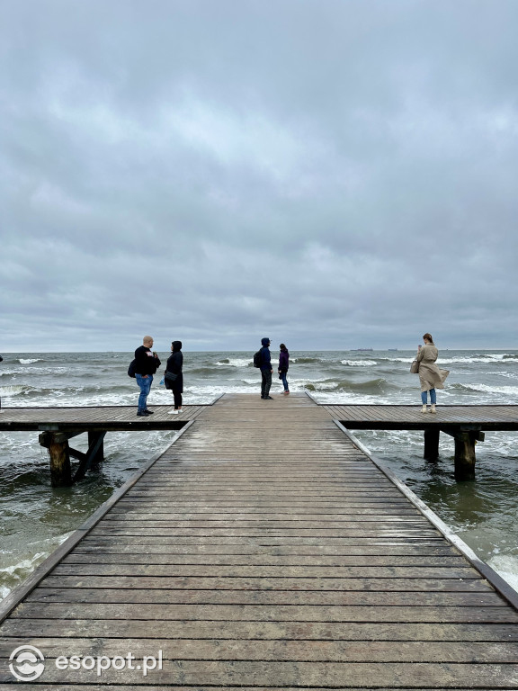 Klimatyczny Sopot na zdjęciach! Fale zawładnęły Bałtykiem [FOTO]